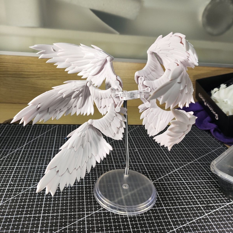 White And Black Six Feathered  - Action Figure Stand recension och pris